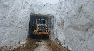 Nisan ayında 6 metreyi bulan karda yol açma çalışması