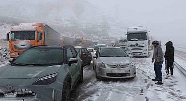 Nisan ayında kış geri geldi: Erzincan-Sivas kara yolu kar nedeniyle ulaşıma kapandı