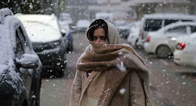 Nisan ayında lapa lapa kar yağışı: Kent merkezini beyaza bürüdü