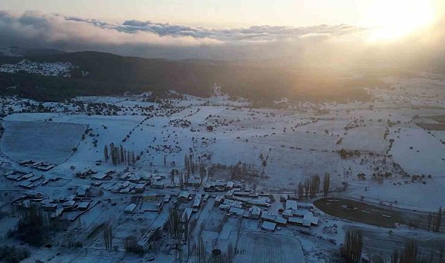 Nisan yağan kar mahalleyi beyaz örtü ile kapladı