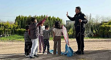 Nusaybin'de çocukların uçurtma sevincine polis ağabeyleri de ortak oldu