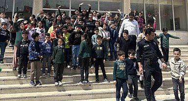 Nusaybin'de polis ile öğrenciler arasında yürek ısıtan görüntü