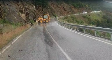 Ödemiş-Turgutlu yolunda toprak kayması: Ulaşım kontrollü sağlanıyor