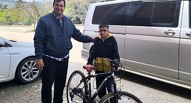 Ödülünü depremzede çocuğa hediye etti