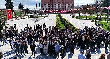 Öğrenciler, İstiklal Meydanı'nda kitap okudu