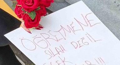 Öğretmen ve öğrenciler çiçeklerle karşılandı