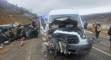 Öğretmenleri taşıyan servis ile otomobil çarpıştı: 1 ölü, 2'si ağır 10 yaralı