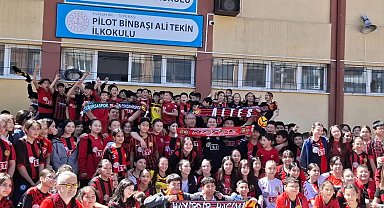 Okula Eskişehirsor formasıyla gelip teneffüslerde yaptıkları tezahüratlarla takımlarının başarısını kutladılar