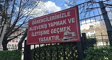 Okulun bahçesindeki çevre tellerine asılan 'iletişim' yasağı notu dikkat çekti