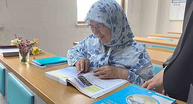 Okuma aşkı yarım kalmadı 66 yaşında okuryazar oldu