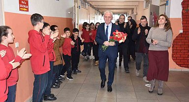 Ömrünün 46 yılını öğrencilerine adadı: Emekli olan öğretmene duygusal veda