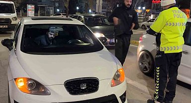 Ön plakası takılı olmayan araç sürücüsüne 4 bin lira ceza
