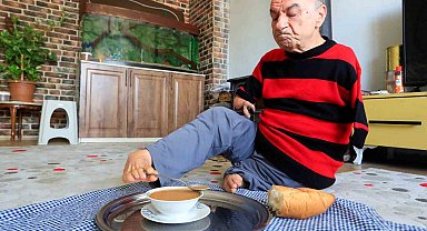 Onu görenler azmine hayran kalıyor: Ayaklarıyla tıraş oluyor, yemek yiyor, para üstü veriyor