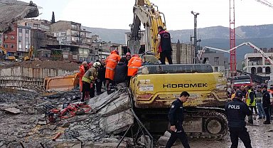 Operatör enkaz altında kaldı: 1 yaralı