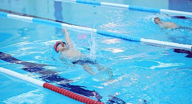 Osmangazi Yüzme Şenliği'nde kazananlar kupalarını aldı