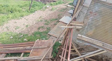 Osmaniye'de fırtına ahırın çatısını uçurdu