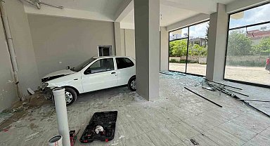 Osmaniye'de kontrolden çıkan otomobil dükkana girdi: 1 yaralı