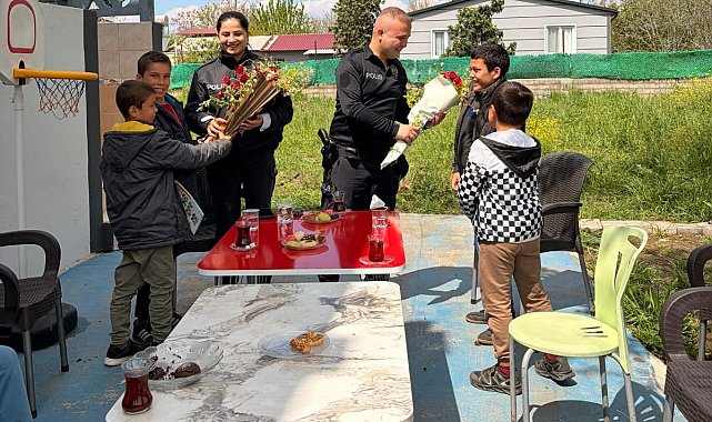 Osmaniye'de özel öğrencilerden polislere çiçekli sürpriz