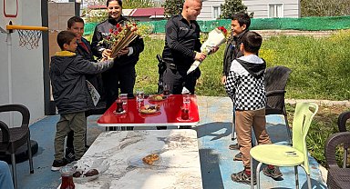Osmaniye'de özel öğrencilerden polislere çiçekli sürpriz