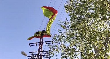 Osmaniye'de yamaç paraşütü pilotu iniş sırasında elektrik tellerine takıldı