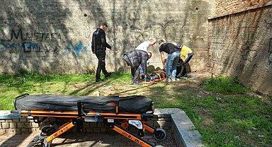 Ot toplamak istedi, 5 metreden aşağı düştü