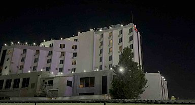 Otelin bahçesinde park halindeki karavan alev alev yandı