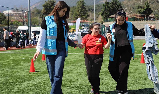 Otizm Farkındalık Günü'nde özel öğrenciler futbol sahasında buluştu