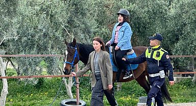 Otizmli çocuklara atla terapi desteği