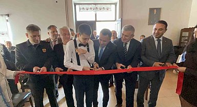 Otizmli iki gencin ilk kişisel resim sergisi: "Renklerle Konuşuyoruz"