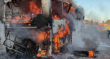 Otobüs alev topuna döndü, yolcular son anda kurtuldu