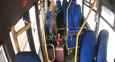 Otobüsü ambulansa çevirdi, bayılan öğrenciyi hastaneye taşıdı