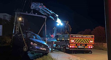 Otomobil 7 metre yükseklikten yuvarlandı, sürücü burnu kanamadan araçtan çıktı