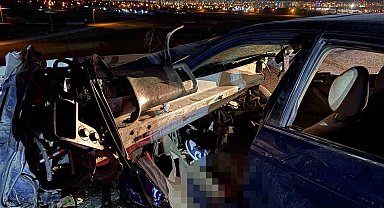 Otomobil bariyerlere ok gibi saplandı: 1 ağır yaralı