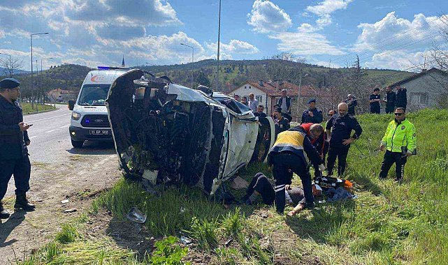 Otomobil devrildi: 2 kişi yaralandı