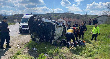Otomobil devrildi: 2 kişi yaralandı