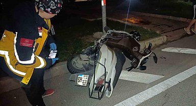 Otomobil ile çarpışan motosikletli acı içinde yerde kaldı