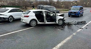 Otomobil ile hafif ticari araç kafa kafaya çarpıştı: 4 yaralı