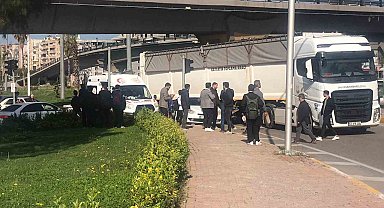 Otomobil kaldırımdaki öğrencilere çarptı: 2 yaralı