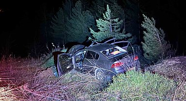 Otomobil kara yoluna çıkan ata çarptı: 3 yaralı