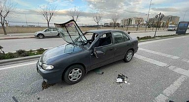 Otomobil park halindeki araca çarparak takla attı: 1 yaralı