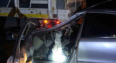 Otomobil park halindeki tıra çarptı, köy muhtarı ağır yaralandı