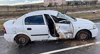 Otomobil yağmurun kayganlaştırdığı yolda takla attı: 2 yaralı