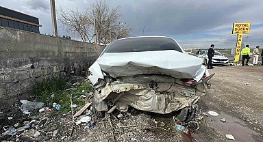 Otomobil yayaya çarptı: 1'i ağır 2 yaralı