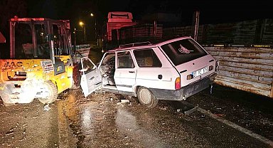 Otomobil, yük indiren forklifte çarptı: 4 yaralı