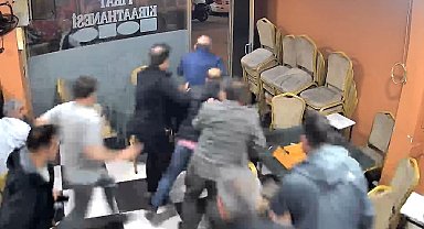 Otomobilden çıkan yüksek ses camları titretti kahvehanedekiler deprem korkusu yaşadı