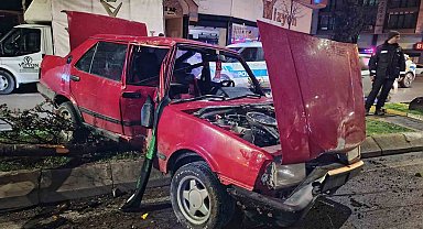 Otomobilin çarptığı ağaç karşı şeritteki aracın üzerine devrildi: 1 yaralı