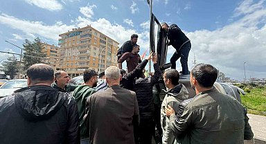 Otomobilin kaldırıma çarpıp yan yatması araç kamerasına yansıdı