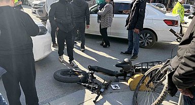 Otomobille çarpışan elektrikli bisiklet sürücüsü yaralandı