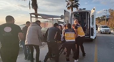 Otomobille çarpışan motosiklet durağa daldı: 2 yaralı