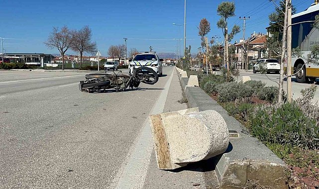Otomobille çarpışan motosiklet karşı şeride sürüklendi: 1 yaralı